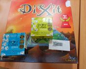 Foto de las cajas de los juegos Dixit y Story Cubes